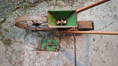 Hand seeder