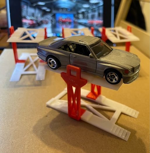 Hot Wheels 1:64 scale car lift