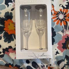 Wedding champagne flutes Mr & Mrs