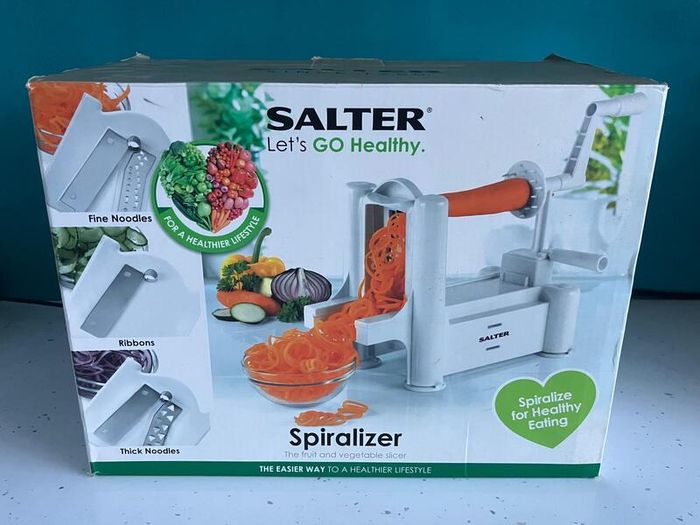 Salter vegetable spiraliser with 3 blades