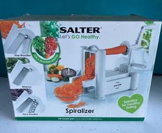 Salter vegetable spiraliser with 3 blades