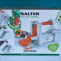 Salter vegetable spiraliser with 3 blades