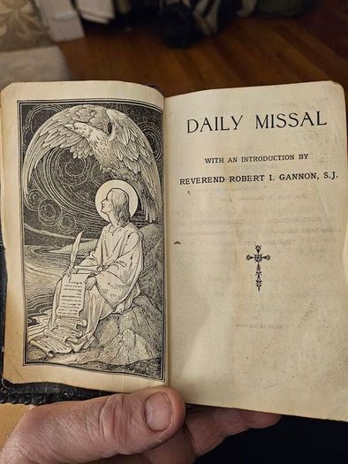 Daily Missalwith An Introduction By Reverand Robert I. Gannon. S.j. 1954 Edition In Fair Condition. See Photos For Same.