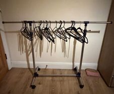 Clothes Rack with extendable Bar