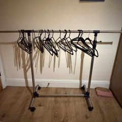 Clothes Rack with extendable Bar