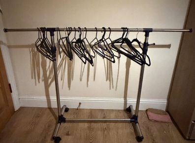 Clothes Rack with extendable Bar