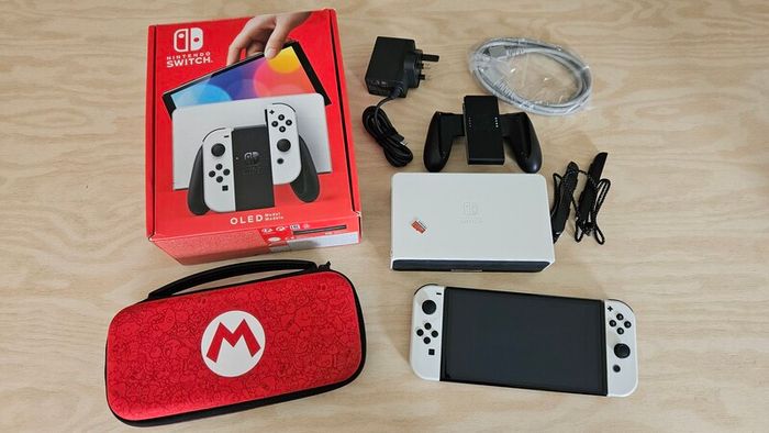 Nintendo Switch OLED, 128GB - Great condition plus extras