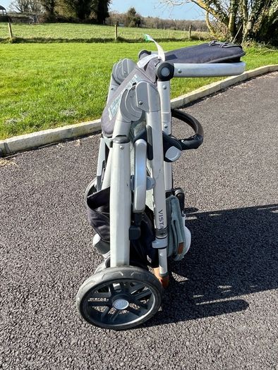 Uppababy Vista V2 Emmett Green with EUR260 accessories