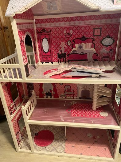 Child play house & kitchen ' but the play house does need a small bit put back on as  a pice came of it when I over lift it