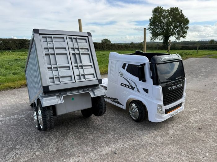 Ride-on electric container truck - white