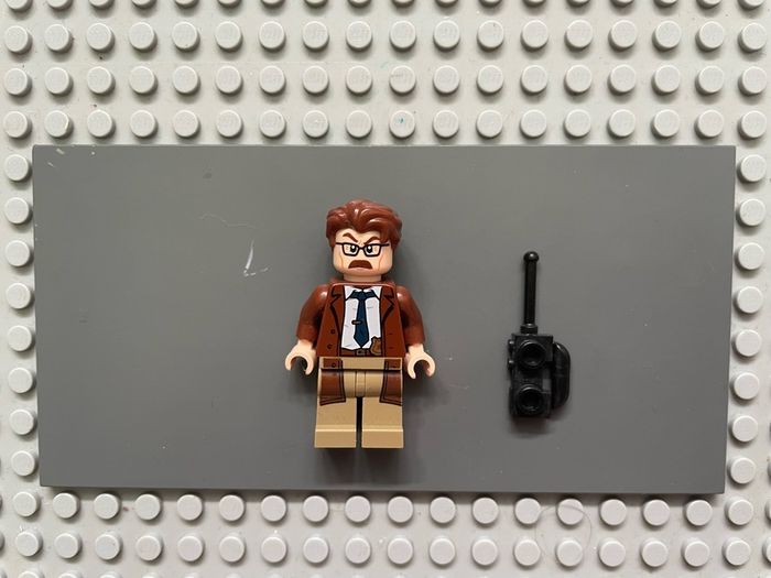 lego super heroes sh0591 Commissioner Gordon minifigure- Reddish Brown Hair and Coat