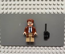 lego super heroes sh0591 Commissioner Gordon minifigure- Reddish Brown Hair and Coat