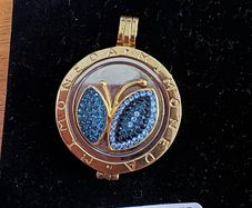 Mi Moneda pendent