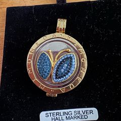 Mi Moneda pendent