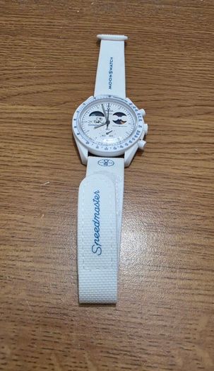 Omega x Swatch MoonSwatch - Mission to Earthphase (Moonshine Gold)