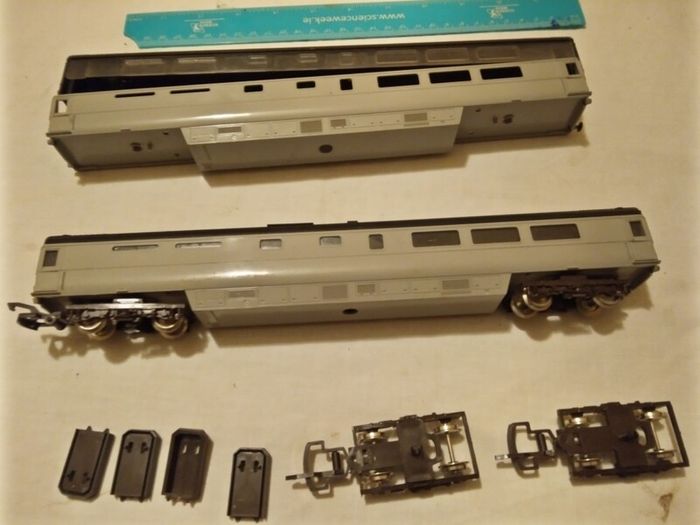 Hornby etc. OO Train/Carriages etc. Job lot. READ AD.