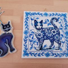 Ceramic cat ornament and tile blue / white
