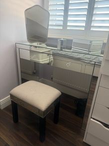 Mirrored dressing table