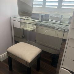 Mirrored dressing table