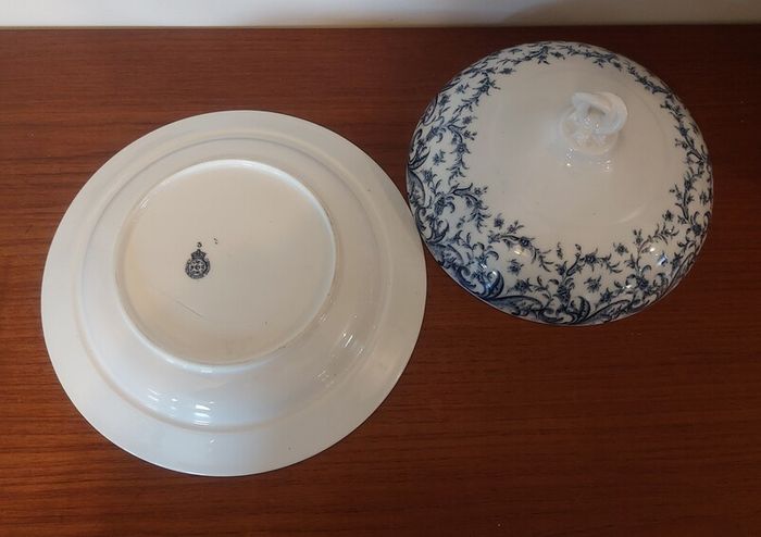 Fabulous Antique Blue and White Lidded Muffin Dish by Royal Worcester in a Beautiful Acanthus Leaf Pattern, Dated 1901, See Condition Report