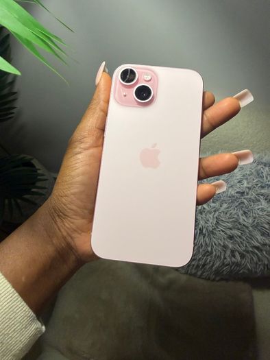 iphone 15- good as new with no scratches & with new phone accessories