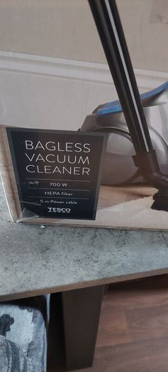 700w bagless vacuum
