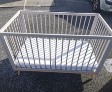 Baby cot with mattress - good condition
