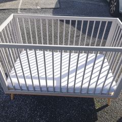 Baby cot with mattress - good condition