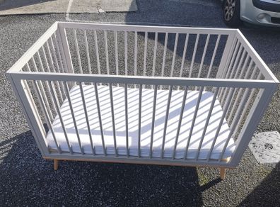 Baby cot with mattress - good condition