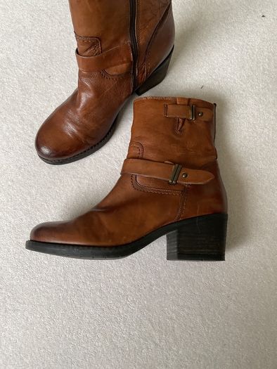 Clarks brown leather boot Size 6.5