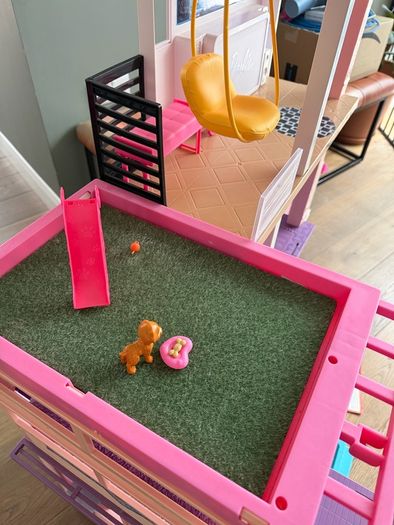 Barbies Dream house GRG93 three story dollhouse