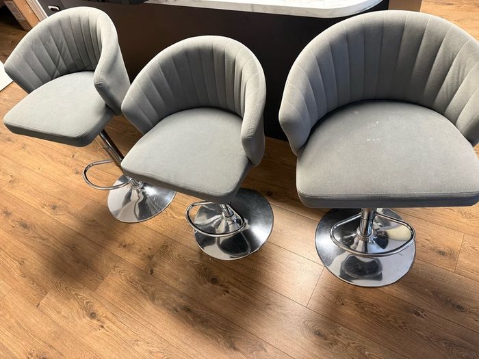 Free bar stools