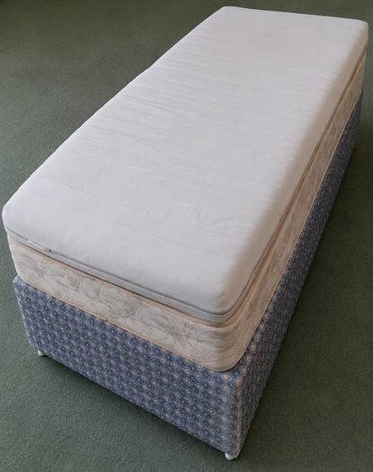 Single bed 190 by 90 cm. Base, Mattress,  mattress Topper 100 euros