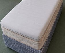 Single bed 190 by 90 cm. Base, Mattress,  mattress Topper 100 euros
