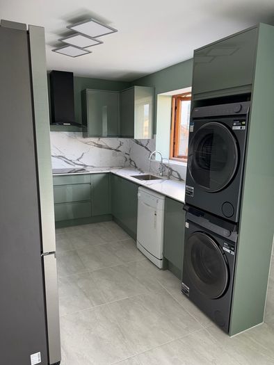Carpenter Handyman kitchen fitter Flat pack specialist