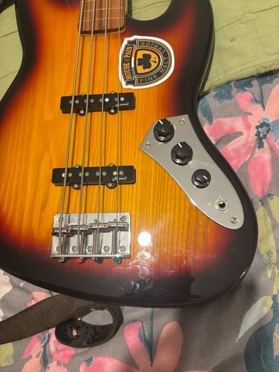 harley benton  fretless delux series 4 string