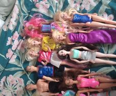 large bundle barbie /ken dolls