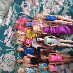 large bundle barbie /ken dolls