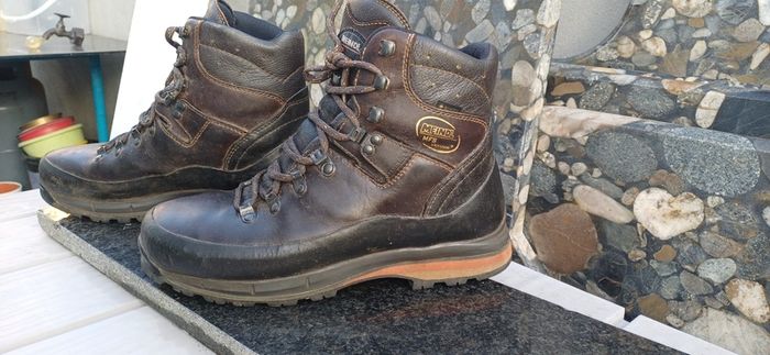 Mens hiking boots