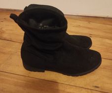 Flat ankle boots