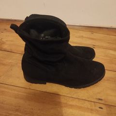 Flat ankle boots