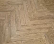 Laminated floor herringbone