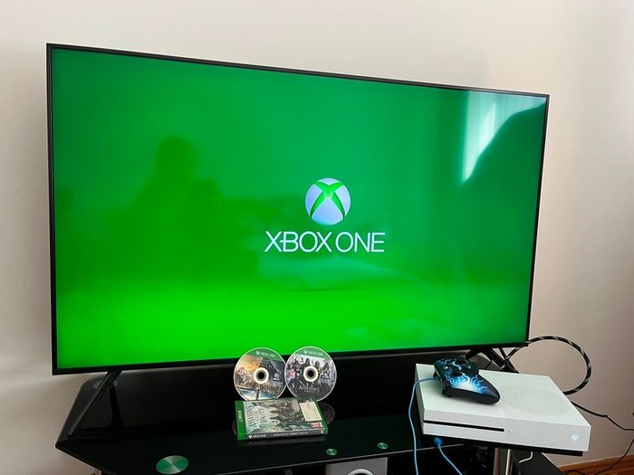 Xbox One S 1TB + 2 Games + Controller