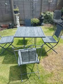 garden table and chairs