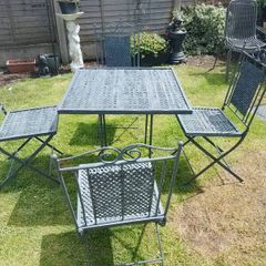garden table and chairs
