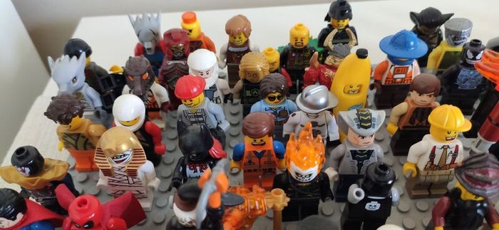 LEGO Collection (2011-2018) Mixed Figures & Bricks, Blue Ninjago NRG Zane figure with his spinner.