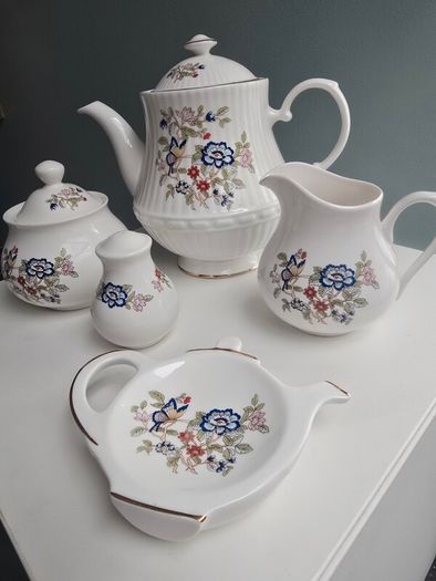 Vintage Royal Tara Fine Bone China Tea Set - "Tara Hall" Collection (5 Pieces)
