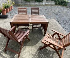garden table and chairs