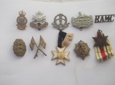 10 1st world war cap badges  and 2an world war cap badges