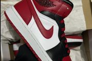 Nike Jordan 1 Mid black/red shoes